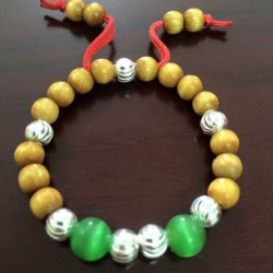 Công dụng thần thánh của vòng dâu tằm mà nhiều mẹ chọn cho con mang