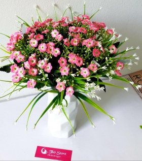 Bình hoa lụa cao cấp cúc hồng tươi sáng góc làm việc của bạn