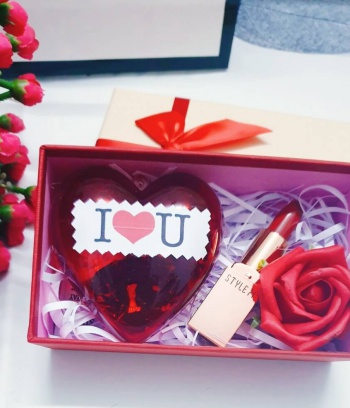 Combo Son Môi + Socola tình nhân hình trái tim + hộp decor hoa hồng đỏ
