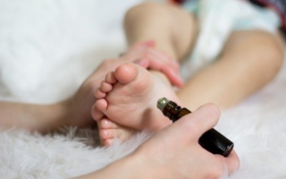Dứt điểm nghẹt mũi cho trẻ sơ sinh bằng tinh dầu tràm Huế