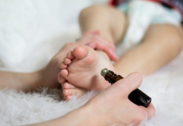 Dứt điểm nghẹt mũi cho trẻ sơ sinh bằng tinh dầu tràm Huế
