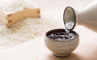 Thế nào là rượu gạo ngon và tác dụng của việc uống rượu đúng và đủ