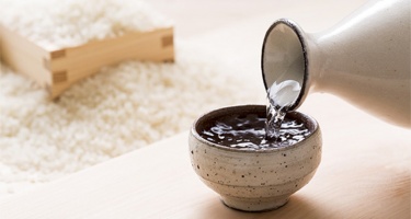 Thế nào là rượu gạo ngon và tác dụng của việc uống rượu đúng và đủ