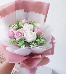 Bó hoa hồng sáp rực rỡ 7b kèm hoa điểm