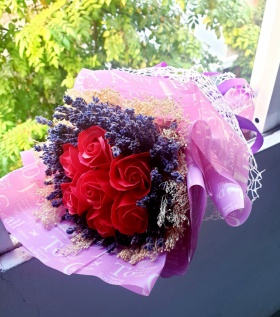 Bó Lavender cầm tay điểm hoa sáp đỏ