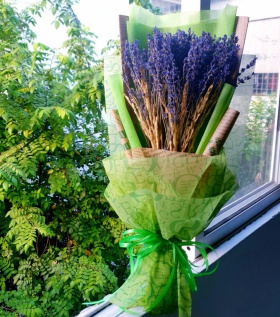 Bó Lavender to giấy xanh kèm lúa mạch