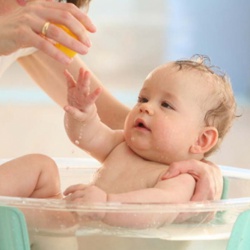 Giao mùa rồi, mẹ đã dùng tinh dầu tràm cho bé chưa?
