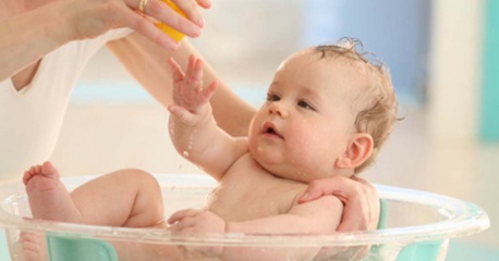 Giao mùa rồi, mẹ đã dùng tinh dầu tràm cho bé chưa?