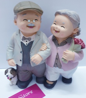 Tượng ông bà anh mẫu dạo bộ