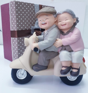 Tượng ông bà anh mẫu đi xe máy