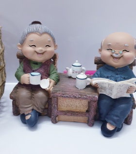 Tượng ông bà mẫu ngồi uống trà