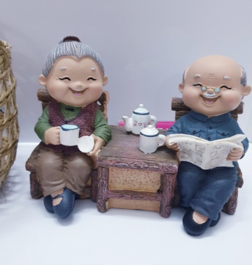 Tượng ông bà mẫu ngồi uống trà