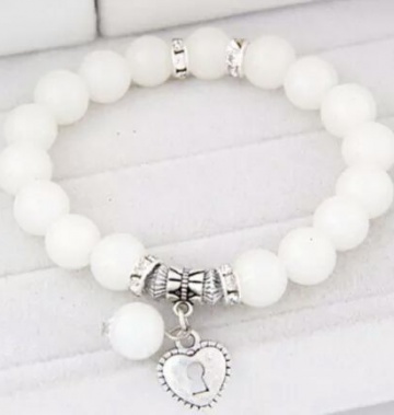 Vòng đá phong thủy màu trắng