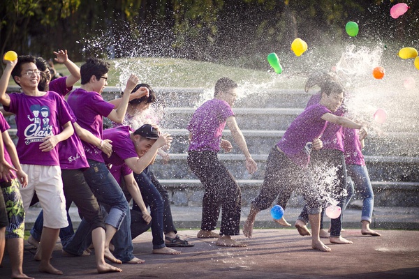 ném bóng nước cuối năm